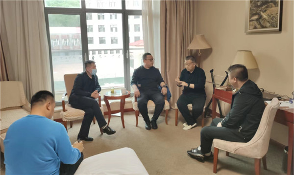 山東科技大學(xué)實用礦山壓力研究中心主任石永奎教授、郝建博士應(yīng)邀赴龍煤雙鴨山礦業(yè)集團進行技術(shù)交流