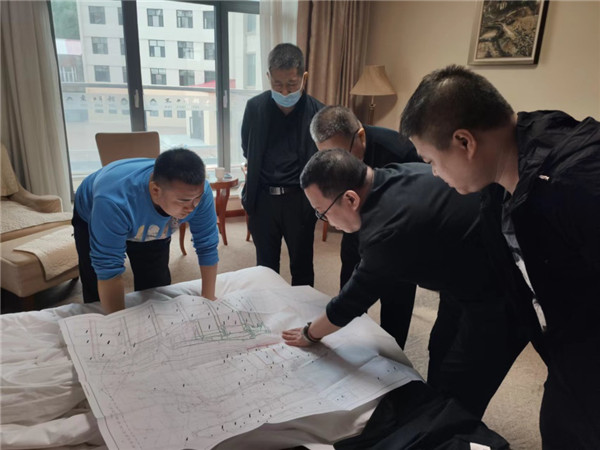 山東科技大學(xué)實用礦山壓力研究中心主任石永奎教授、郝建博士應(yīng)邀赴龍煤雙鴨山礦業(yè)集團進行技術(shù)交流